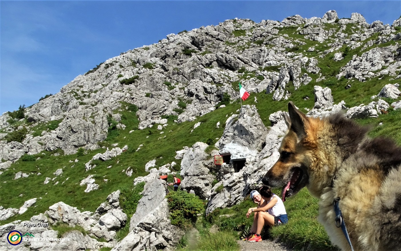 28 Al passo La forca (1848 m) con la 'Baita del Gioan'.JPG